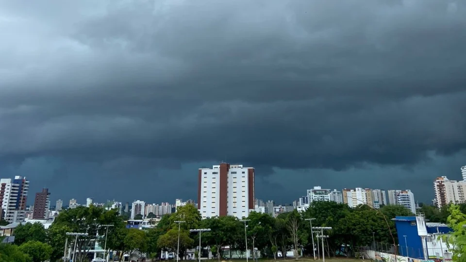 Chuva provoca alagações e deslizamento nesta quarta, 21, em Manaus