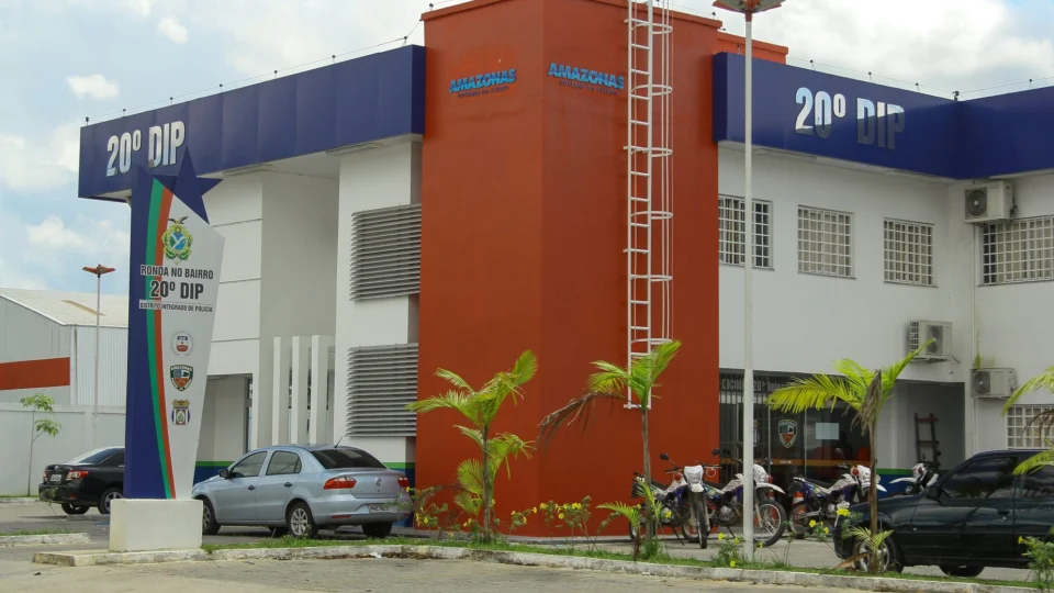 Homem que usava identidade falsa para aplicar golpes é preso em Manaus