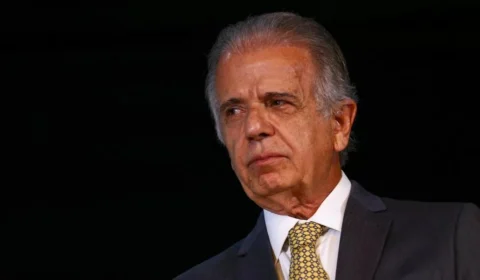 Ministro da Defesa pede à PF nome dos militares que estiveram com hacker