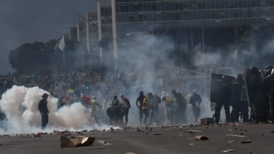 Lula decreta intervenção federal em Brasília até dia 31 de janeiro