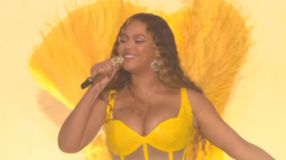Beyoncé volta aos palcos após 4 anos com show em Dubai e cachê milionário