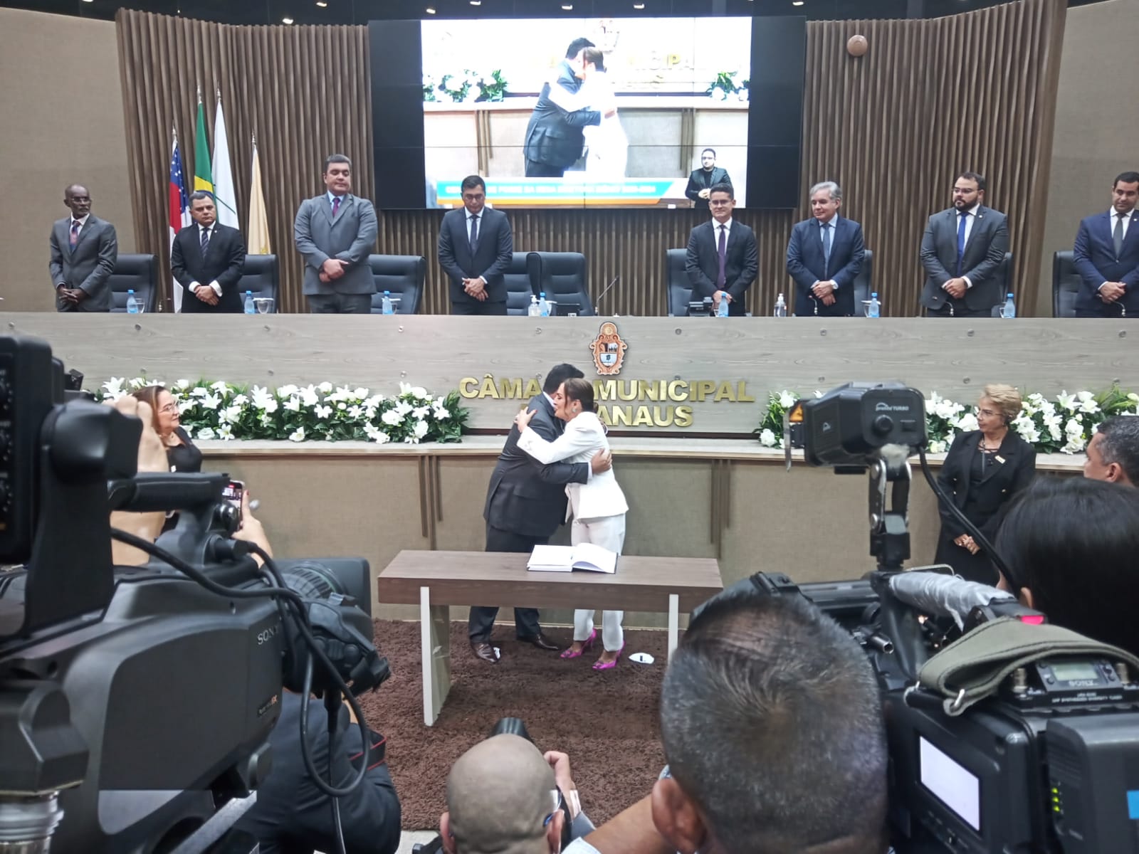 Caio André cumprimenta Glória Carratte, 1ª secretária (PRP) - Foto: Adeilson Albuquerque