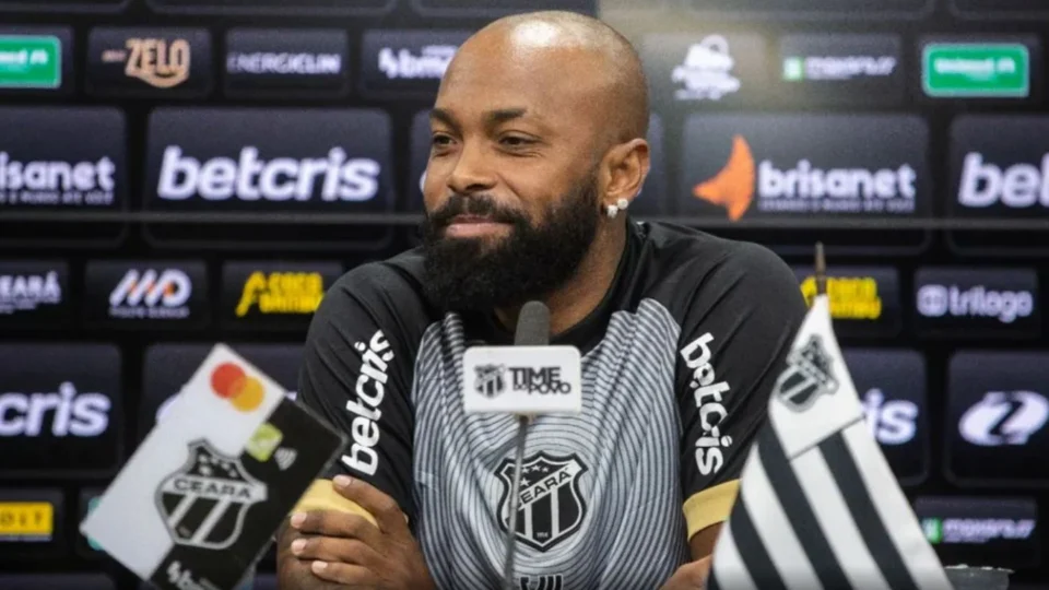 Ceará apresenta atacante Chay como reforço para 2023