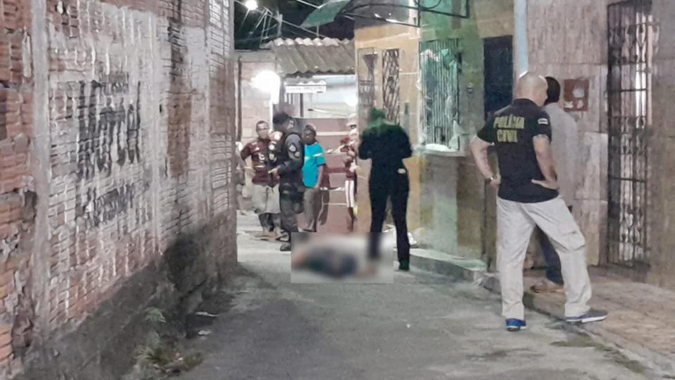 VÍDEO: jovem de 22 anos é morto a tiros em beco da Zona Oeste de Manaus