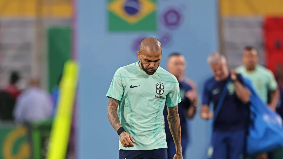 Tatuagem de uma meia-lua é crucial para prisão de Daniel Alves, diz jornal