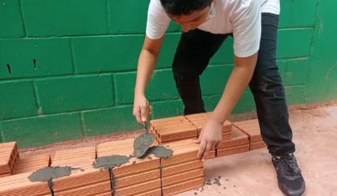 Alunos aplicam cálculos na construção de paredes em Manaus; entenda