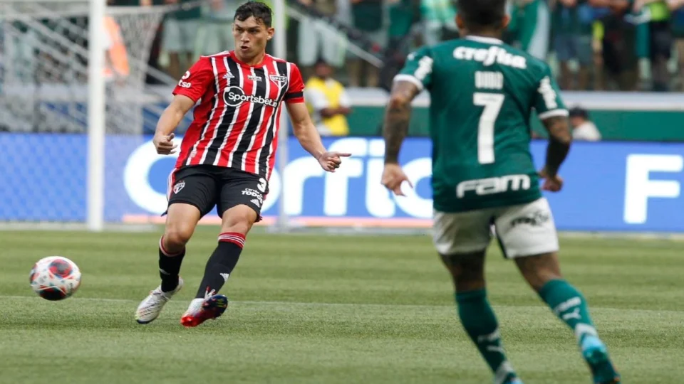 São Paulo confirma ruptura em ligamento do joelho de Ferraresi; zagueiro será operado