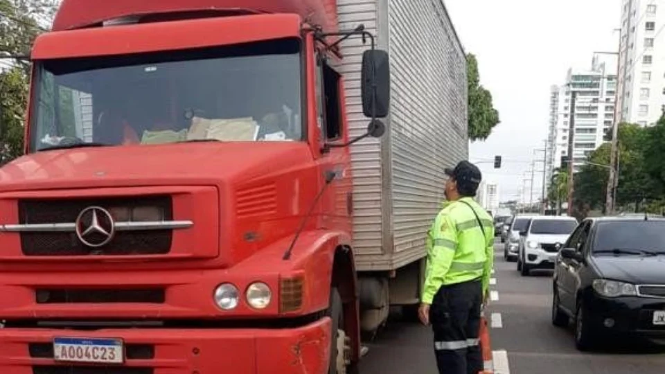Veículos pesados: IMMU autua 34 motoristas na Zona Centro-Sul de Manaus