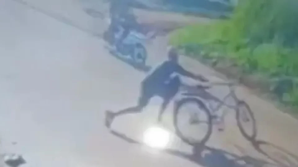 VÍDEO: homem joga bicicleta contra motocicleta em tentativa de assalto, no Pará