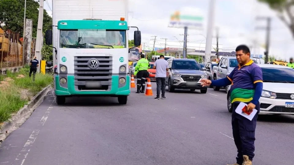 Manaus restringe a circulação de veículos pesados em principais avenidas e ruas