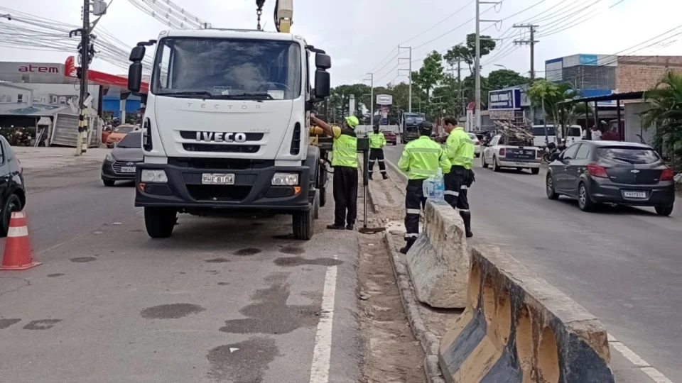 IMMU instala blocos de concreto para impedir retorno irregular em Manaus