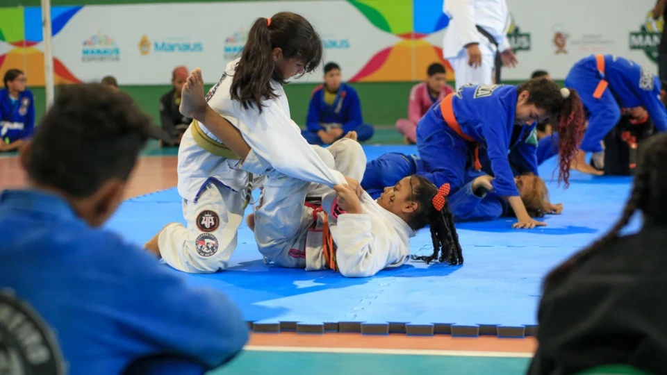 Aulas de jiu-jítsu iniciam na minivila olímpica do Coroado