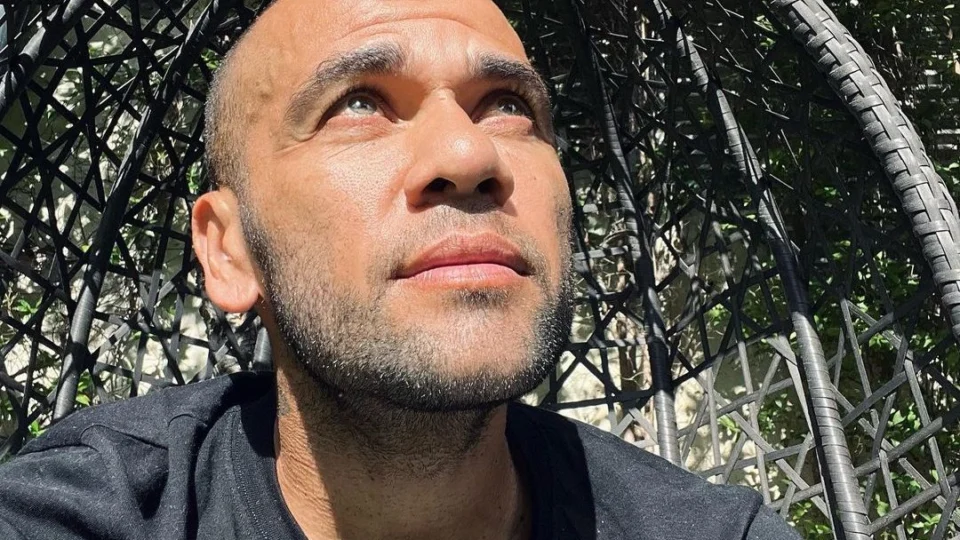 Daniel Alves não quis TV na cela que divide com outro brasileiro
