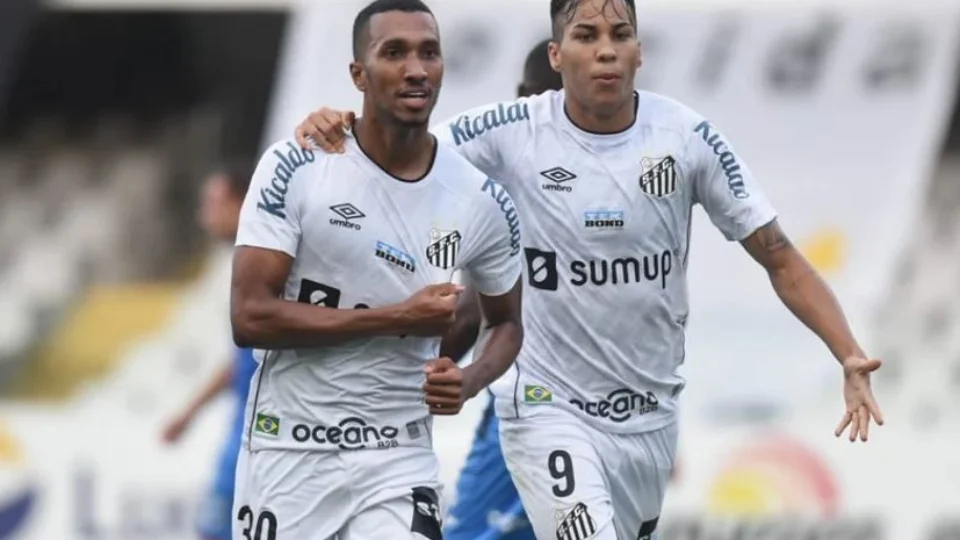 Atacante Lucas Braga diz que Santos tem ‘obrigação’ de buscar títulos para honrar Pelé