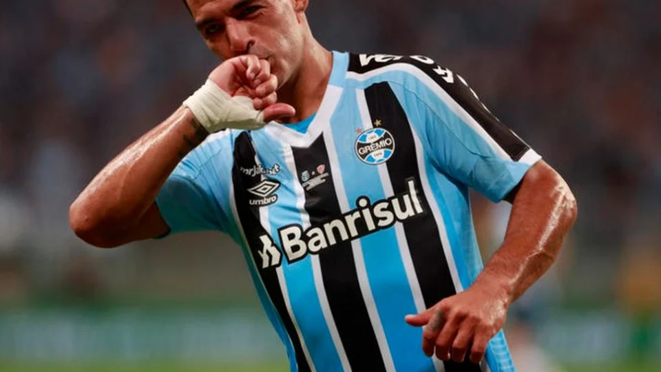 Luis Suárez faz hat-trick, Grêmio vence São Luiz por 4 a 1 e fatura Recopa Gaúcha