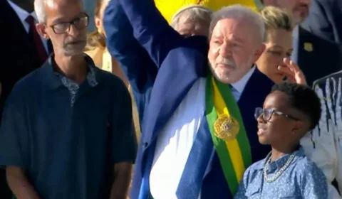 Nadador do Corinthians de 10 anos participa da entrega da faixa presidencial a Lula