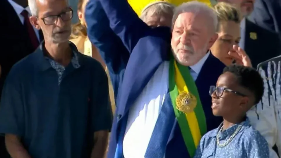Nadador do Corinthians de 10 anos participa da entrega da faixa presidencial a Lula