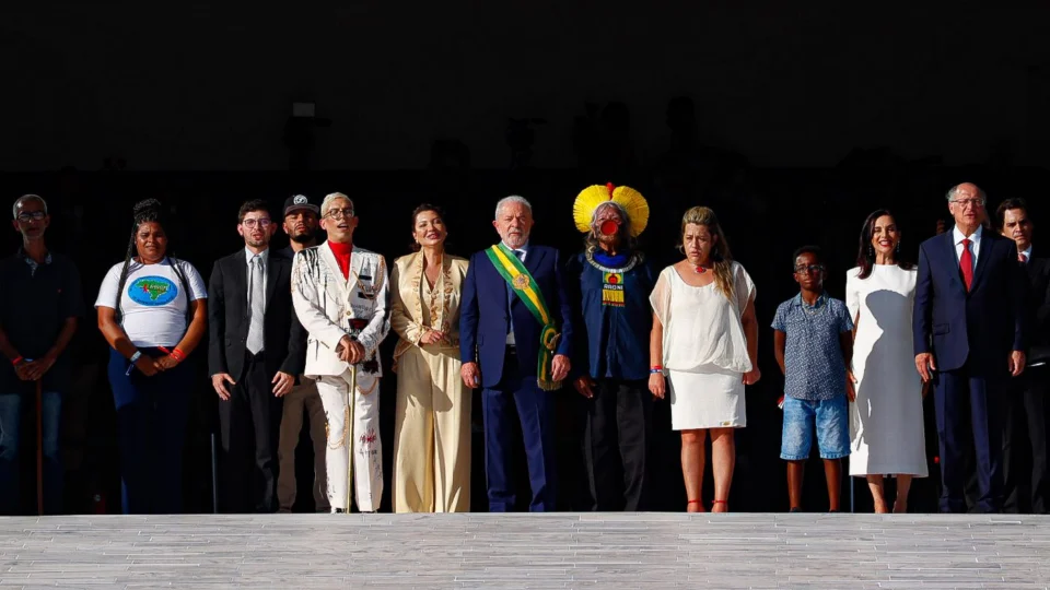 Lula recebe faixa dos representantes do ‘povo brasileiro’; confira quem são