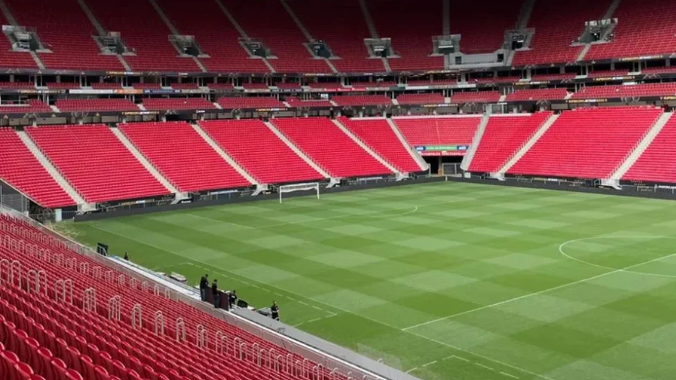 Gramado do Mané Garrincha recebe retoques para final da Supercopa do Brasil