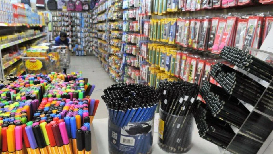 Aulas: impostos equivalem até 50% do valor dos itens escolares, diz ACSP