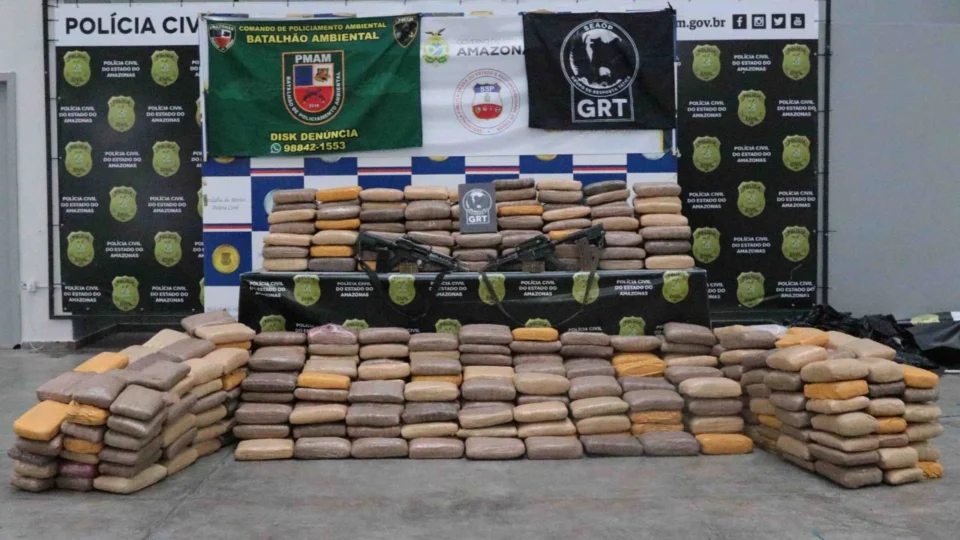 Meia tonelada de droga e fuzis são apreendidos em Manacapuru, no AM