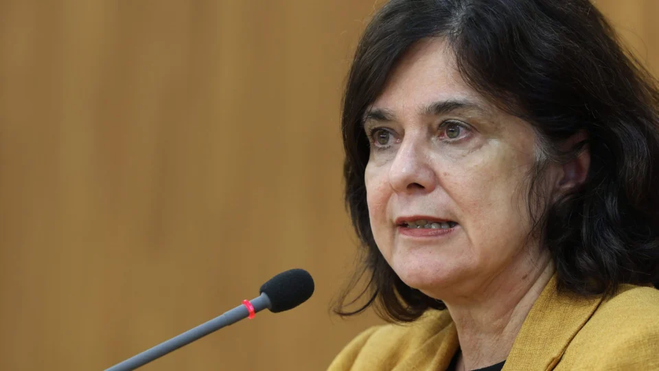 Dengue: Ministra da Saúde aguarda tradução da bula para iniciar vacinação