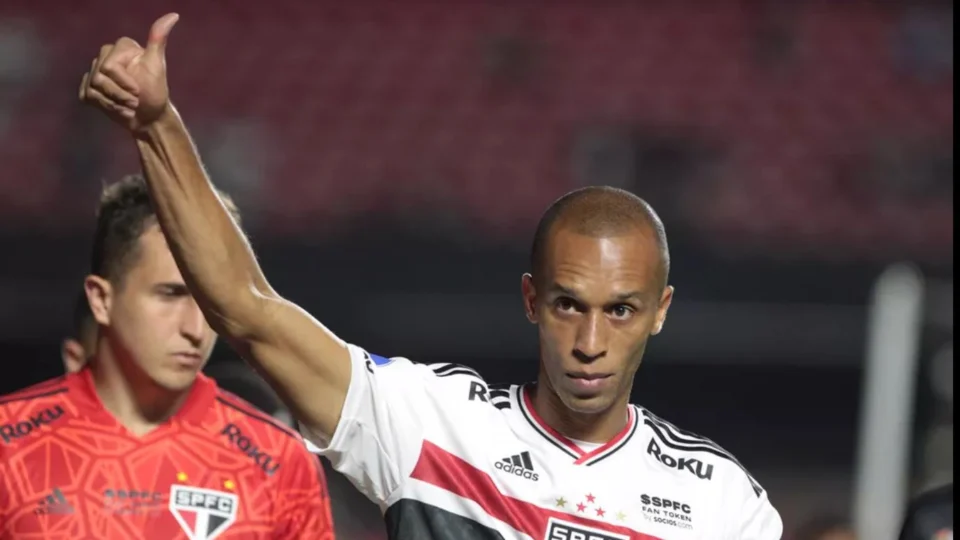 Zagueiro Miranda anuncia aposentadoria do futebol aos 38 anos