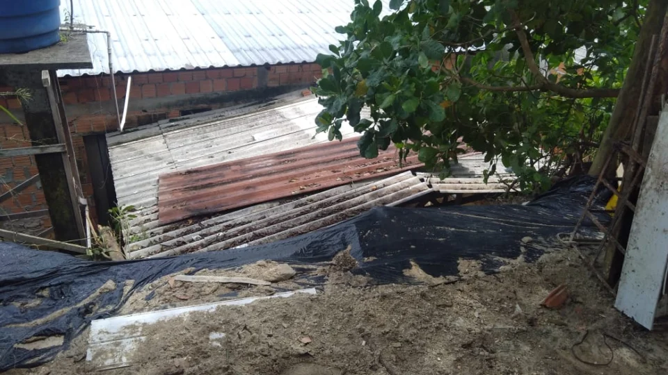 Chuva provoca risco de desabamento de casa e alagações em Manaus