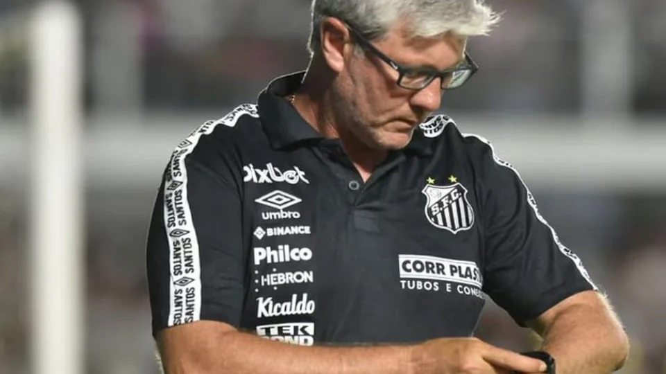 Odair Hellmann celebra vitória de virada do Santos sobre Mirassol, por 2 a 1