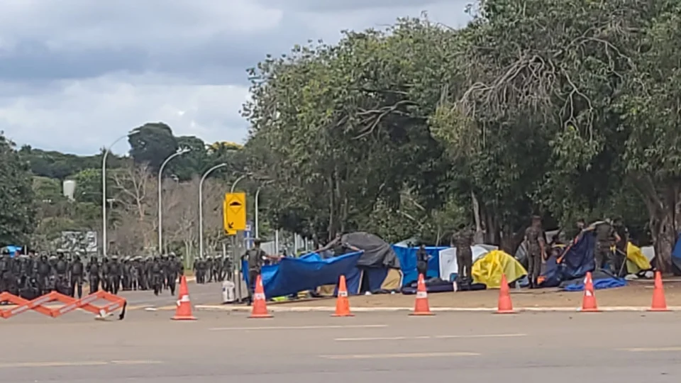 PM e Exército fazem operação para desmontar acampamento bolsonarista em Brasília