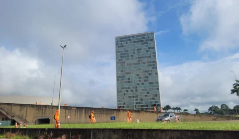 Após atos terroristas, garis limpam sujeira na Praça dos Três Poderes, em Brasília