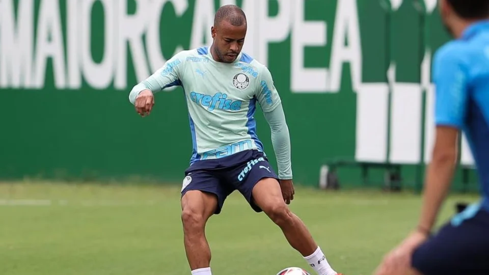 Mayke é liberado e participa de treino com reservas do Palmeiras