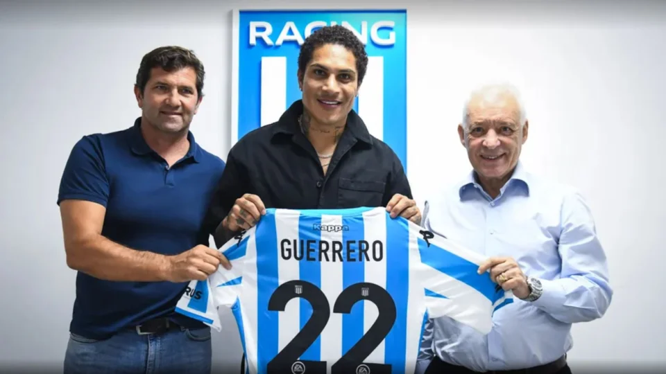 Racing anuncia contratação do atacante Paolo Guerrero, ex-Flamengo e Corinthians