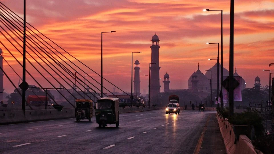 Dez crianças morrem após barco virar no noroeste do Paquistão