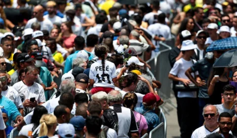 Funeral de Pelé com 230 mil pessoas faz relembrar mortes de Elis Regina e Ayrton Senna