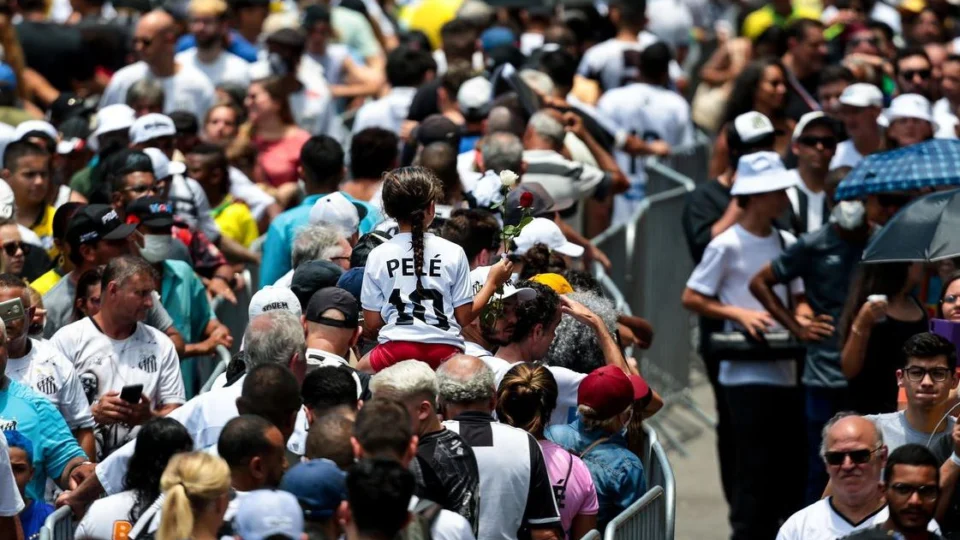 Funeral de Pelé com 230 mil pessoas faz relembrar mortes de Elis Regina e Ayrton Senna