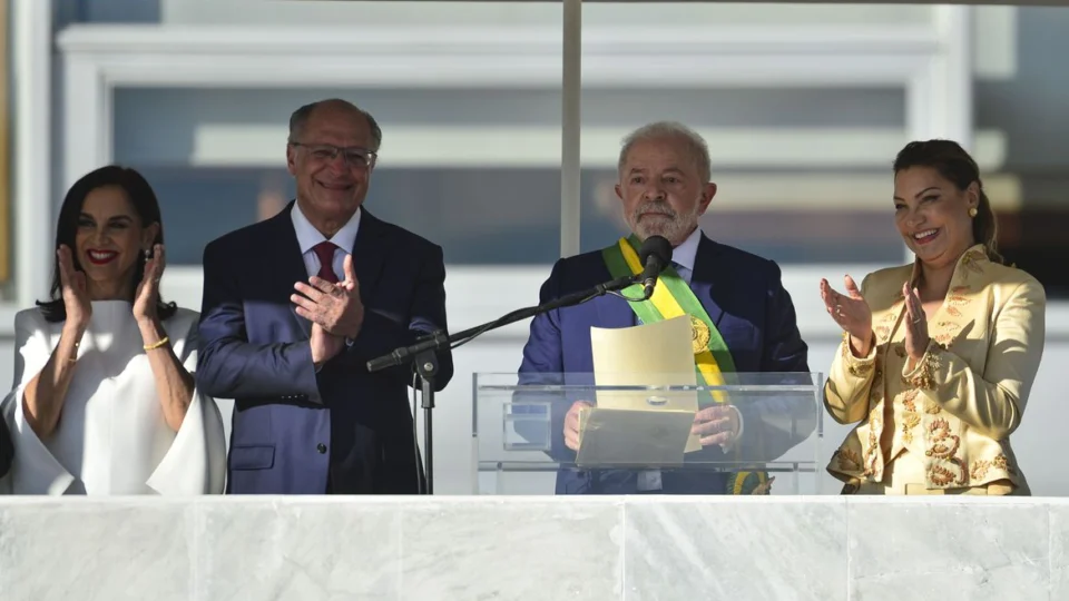 Em discurso para o povo, Lula reassume compromisso de cuidar dos brasileiros