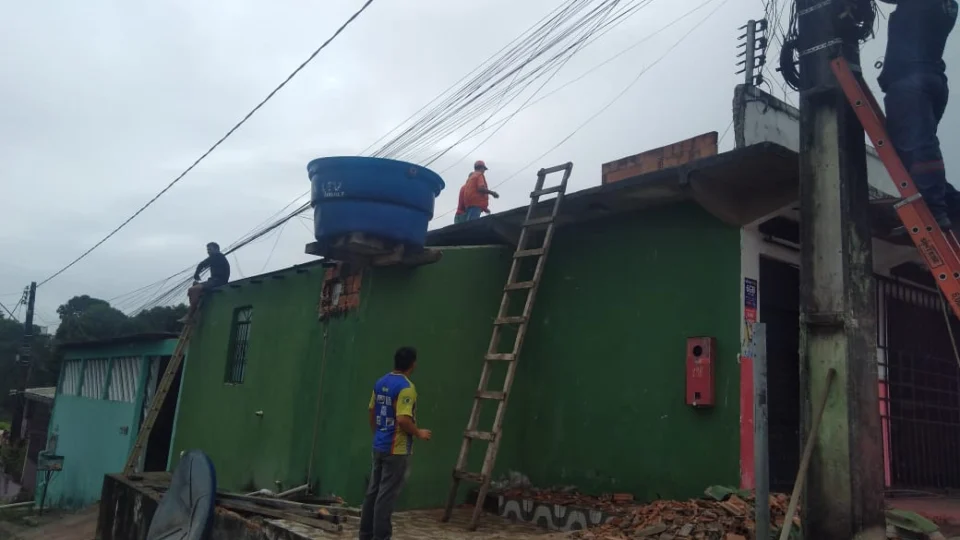 Chuva causa deslizamentos de barranco em dois bairros em Manaus