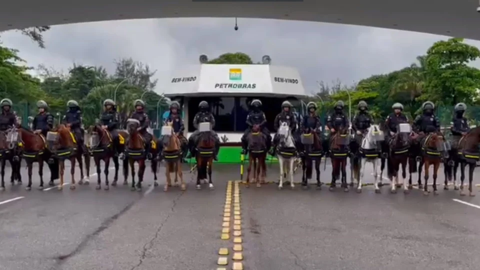 Bolsonaristas tentam, sem sucesso, bloquear refinarias de petróleo no Brasil