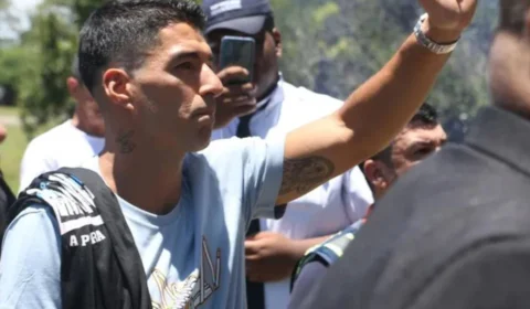 Luís Suárez chega a Porto Alegre e será apresentado pelo Grêmio nesta quarta