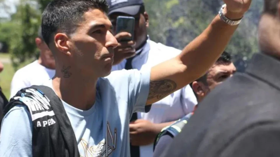 Luís Suárez chega a Porto Alegre e será apresentado pelo Grêmio nesta quarta