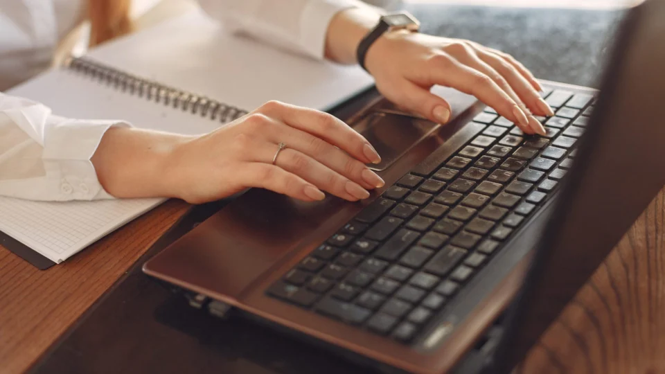 Empresa abre 12 vagas para trabalhar em formato híbrido no Brasil