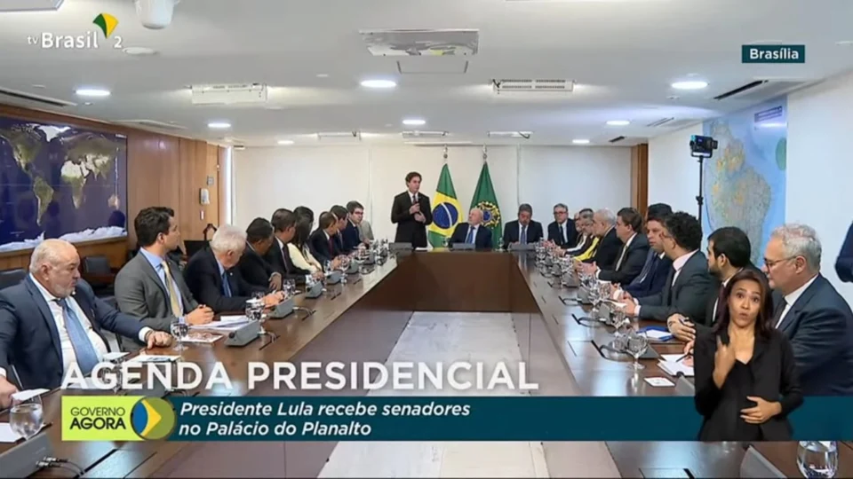 VÍDEO: Parlamentares entregam a Lula decreto de intervenção no DF