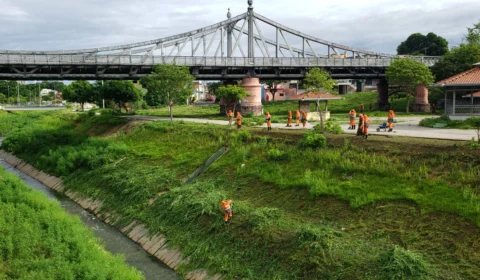 Ação de limpeza é realizada no igarapé Mestre Chico em Manaus
