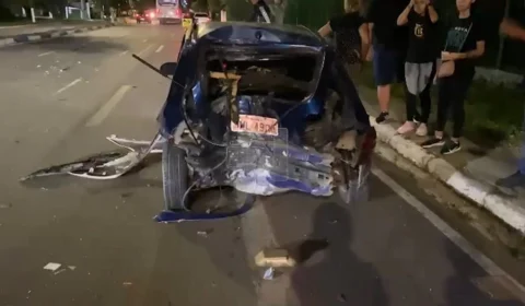 Carro que disputava racha causa acidente e deixa homem ferido, em Manaus
