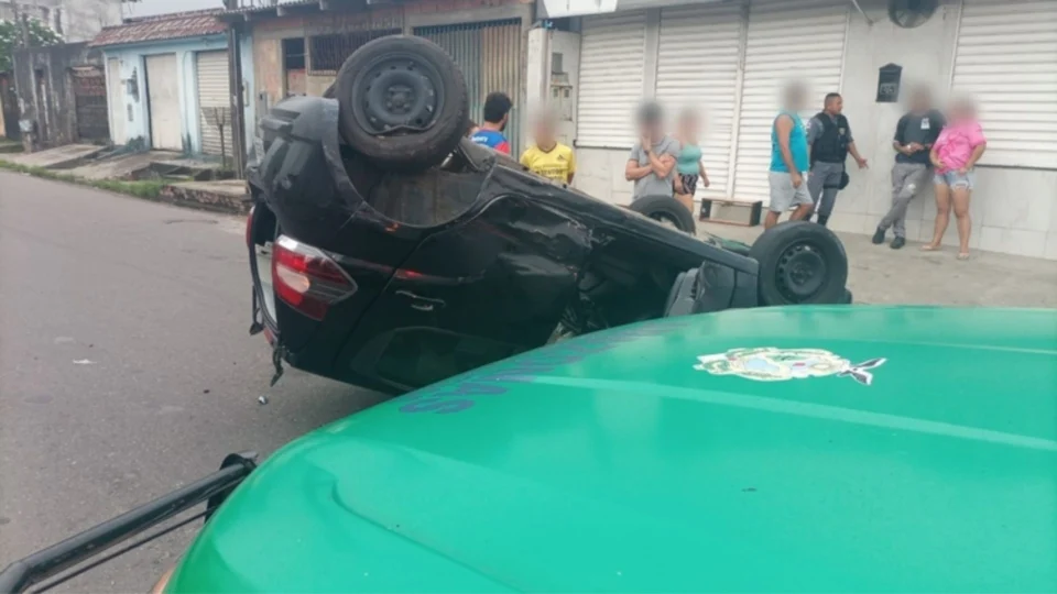 Acidente entre carros termina com capotamento na Zona Norte de Manaus