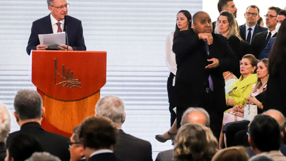 Alckmin assume Ministério da Indústria e cita ‘reindustrialização e reforma tributária’