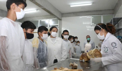 Alunos da rede estadual de Manaus têm aula prática nos laboratórios da Ufam