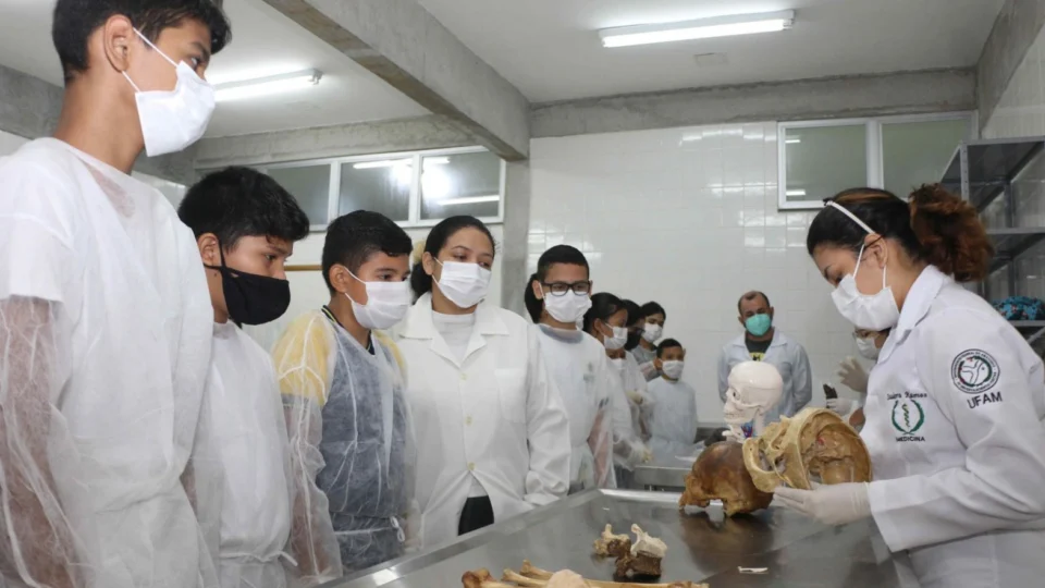 Alunos da rede estadual de Manaus têm aula prática nos laboratórios da Ufam
