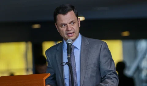 Preso pela PF, Anderson Torres está isolado em batalhão da PM no Guará-DF